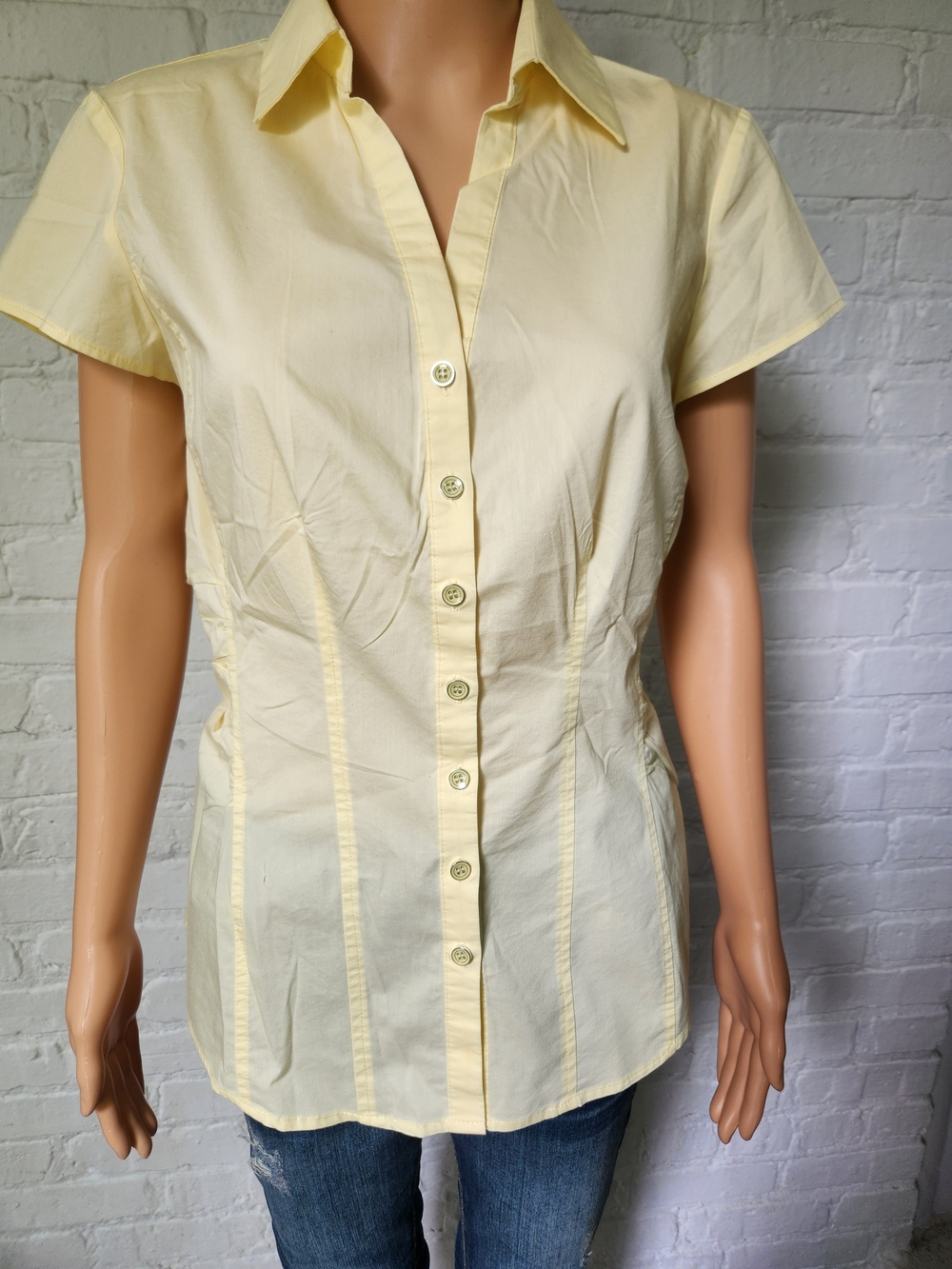 New York & Company Pale Yellow Short Sleeve Button-Down Shirt
